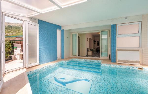 Luksuzna villa sa privatnim unutarnjim bazenom Villa Garden, Varaa  Split Region hotellit, joissa on uima-allas, Uima-allas