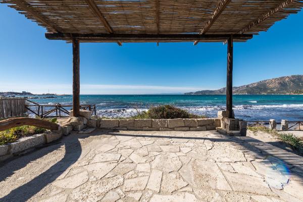 Elegante Villa WI-FI GRATIS con terrazza sul mare quasi a toccare l\acqua, Varaa  Campu Longu Sardinia