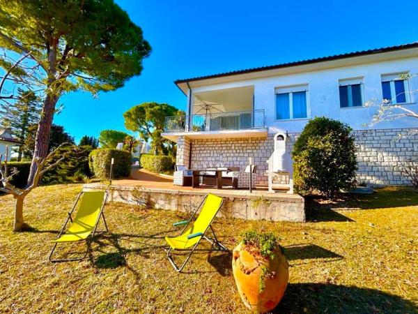 Villa Renata, bellissima villa con terrazzo vista mare e spiaggia inclusa, Varaa  Romagna hotellit, joissa on pysäköinti, Pysäköinti