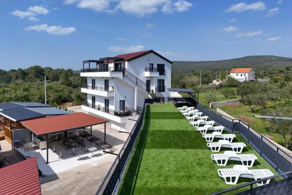 Golden Horizon Residence-Peaceful Oasis with Pool Near the Sea, Varaa  Hotellit Turanj uima-altaalla, Uima-allas