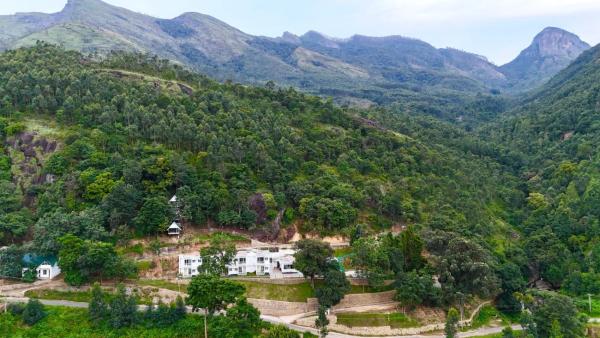 Rock N Brook Resort Kanthalloor, Varaa  Hotellit New Delhi uima-altaalla, Uima-allas