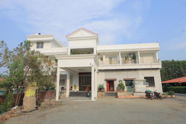 Srushti Resort, Varaa Lomakeskus Hotellit New Delhi uima-altaalla, Uima-allas