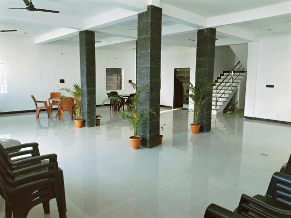 Pie Restuarant and HomeStay, Varaa  Hotellit New Delhi pysäköinnillä, Pysäköinti