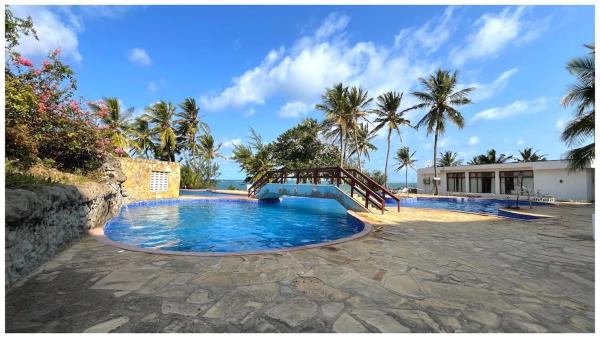 Oceanfront 2 Bedroom Villa with Pool and Beach Access Shanzu, Varaa  Coast Region hotellit, joissa on uima-allas, Uima-allas