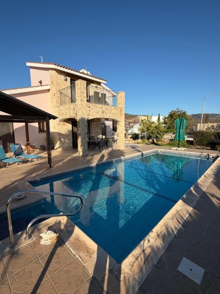 4-Bedroom Villa with Private Pool & Citrus Garden, Varaa  Paphos hotellit, joissa on pysäköinti, Pysäköinti