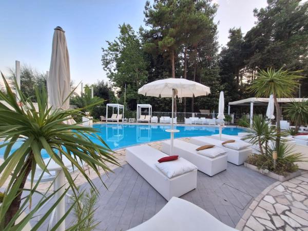 Biancopineta San Salvo marina, Varaa  Abruzzo hotellit, joissa on uima-allas, Uima-allas