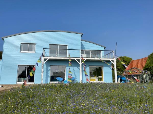La Maison Bleue-Sciotot-Les Pieux, Varaa  Cotentin hotellit, joissa on pysäköinti, Pysäköinti
