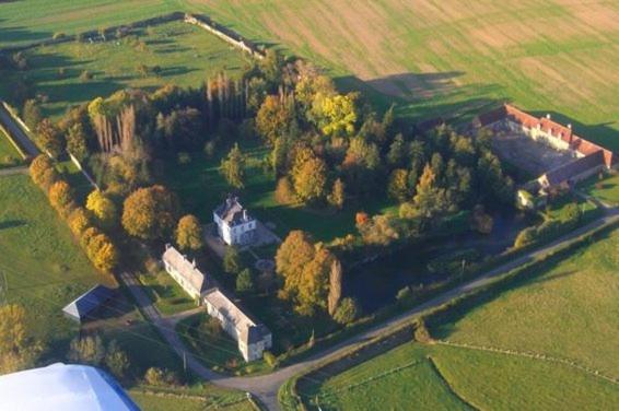 Gîtes du château de la Motte, Varaa  Joué-du-Plain hotellit, joissa on pysäköinti, Pysäköinti