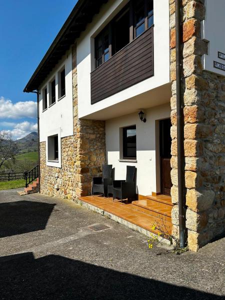 Casa de Aldea La Maestra, Varaa  Asturia hotellit, joissa on pysäköinti, Pysäköinti