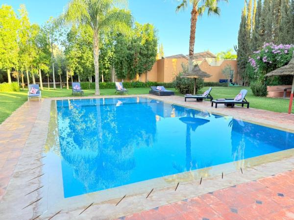 Villa Five Collection - Private Luxury & Heated Pool, Varaa  Hotellit Marrakech-Tensift-Haouz pysäköinnillä, Pysäköinti