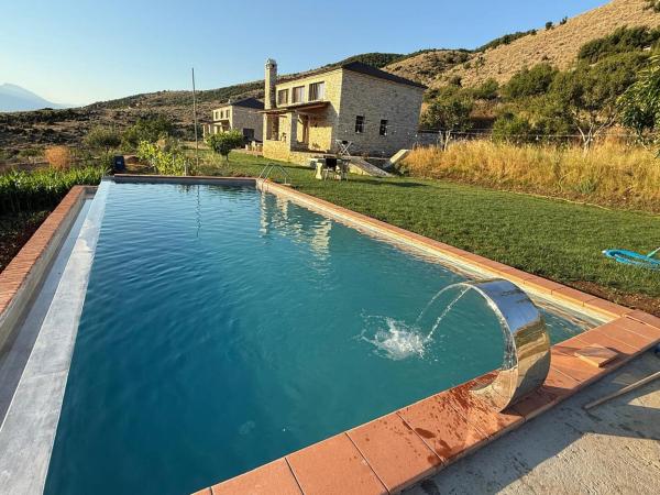 Villa Rovishta, Varaa  Hotellit Gjirokastër County uima-altaalla, Uima-allas
