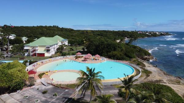 LeLagon Vue Mer, Pieds dans leau, Varaa Huoneisto Hotellit Grande-Terre uima-altaalla, Uima-allas