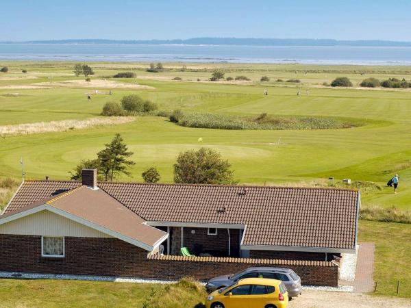 10 Person Holiday Home in Blavand, Varaa Hotelli Hotellit Ho uima-altaalla, Uima-allas